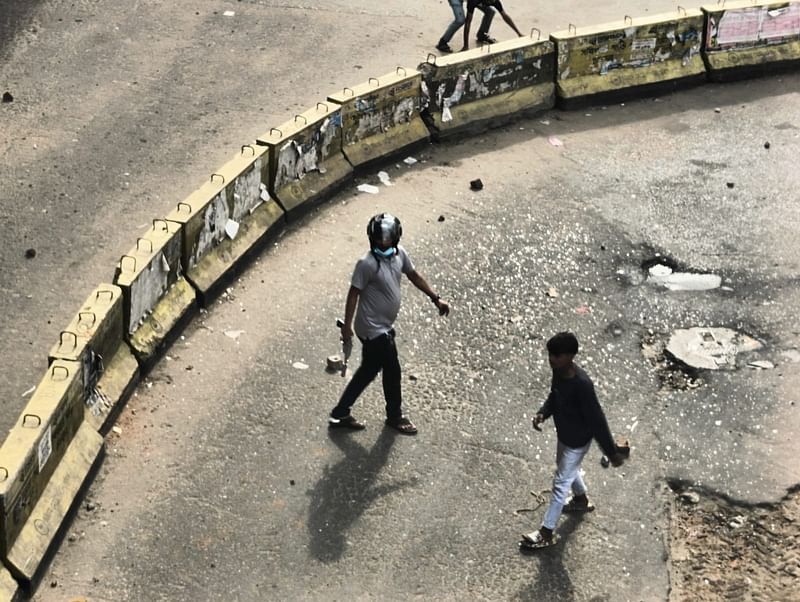 চট্টগ্রামে শিক্ষার্থীদের ওপর হামলার সময় এক অস্ত্রধারী। আজ বেলা সোয়া তিনটায় নগরের মুরাদপুর মোড়ে